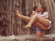 Телочка с отменной попкой, романтично трахается у прекрасного водопада со своим партнером