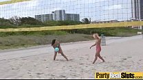 На песчаном пляже, сочные телочки похотливо играют в волейбол а после трахаются до упада