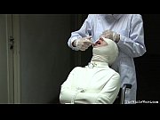 Забинтованная рабыня на инвалидном кресле и под контролем ненасытной медсестры